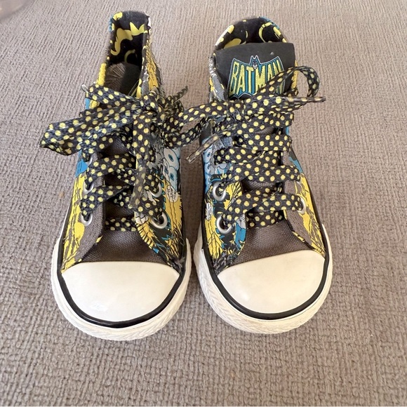 Converse Babies Batman Chuck Taylor All Star High Top Sneakers Black Yellow Sz 4 - Picture 4 of 9